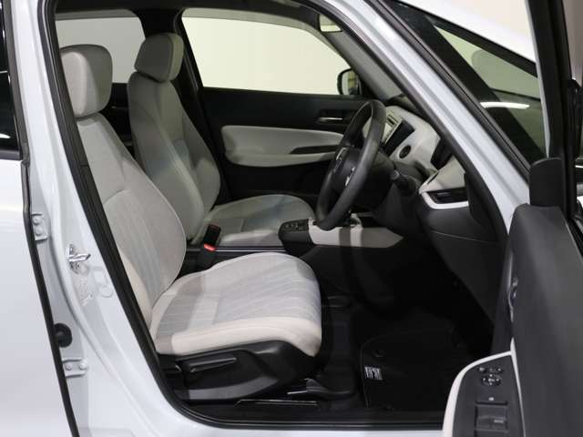 様々なシーンで体をやさしく支え運転に集中させてくれる低反発シートです。