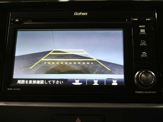 バックカメラと連携してガイドラインをナビ画面に表示し後退駐車・出庫時のサポートをします。