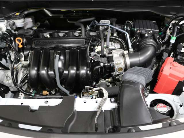 エンジンルームや開閉部のヒンジ部分は車のコンディションチェックには外せない場所です。細かい部分までしっかりクリーニングされているのでご安心いただけます。