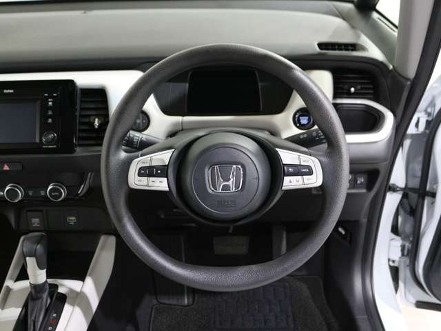 ホンダセンシングの3種類のセンサーが安全運転をサポート！ハンドル右側には運転支援、クルーズコントロール、情報・ディスプレー関係、左側にはナビ、オーディオ関連スイッチが配置されています。