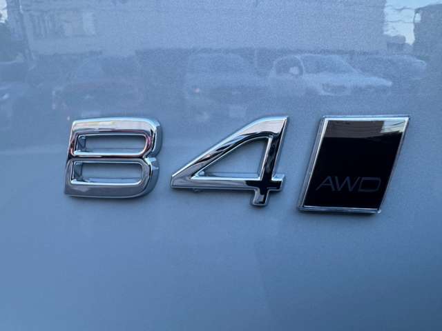 B4モデルはエンジンスタートが非常に静か。かつ発進時にもスターターモーターによるアシストがかかり滑らかで力強い走り心地です。プレミアムモデルにより相応しい仕上がりとなりました。