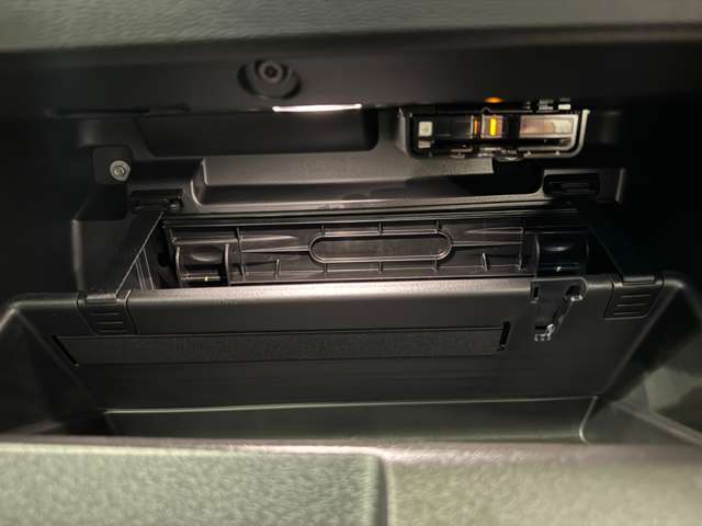 グローブボックス内にETC車載器を搭載しております。