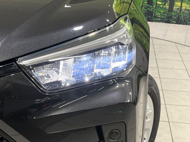 【LEDヘッドライト】悪天候や夜間走行時も良好な視界を確保し安心して運転できる高輝度LEDヘッドライトを装備！点灯速度が早く、消費電力も抑えられています。