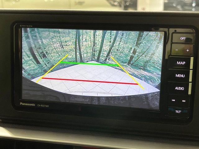 【バックカメラ】駐車時に後方がリアルタイム映像で確認できます。大型商業施設や立体駐車場での駐車時や、夜間のバック時に大活躍！運転スキルに関わらず、今や必須となった装備のひとつです！