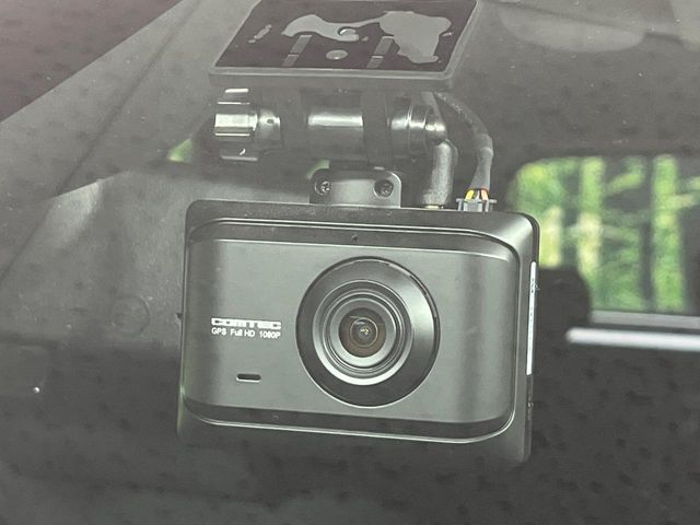 【ドライブレコーダー】安心・安全なカーライフに必須のドライブレコーダーを装備！走行中はもちろん、あおり運転や事故に遭遇した際の状況も映像で記録し、万一のリスクに備えます。