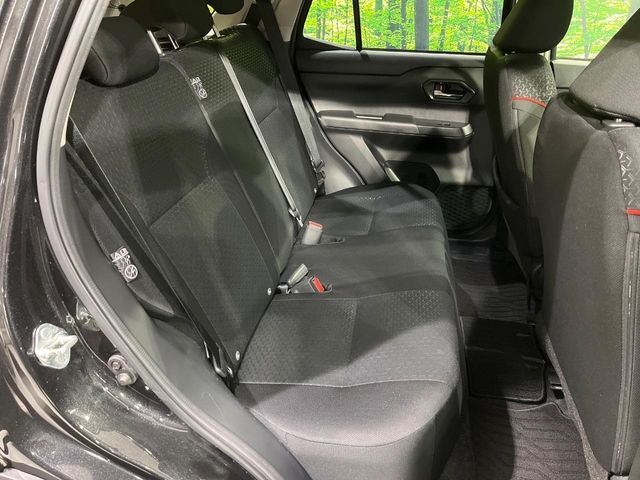 後部座席も気になるようなキズ・汚れやへたり等、大きなダメージはなく、良好な状態です。