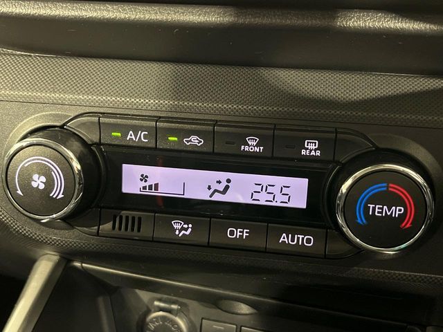 【オートエアコン】一度お好みの温度に設定すれば、車内の温度を検知し風量や温度を自動で調整。暑い…寒い…と何度もスイッチ操作をする必要はありません。快適な車内空間には必須の機能ですね♪