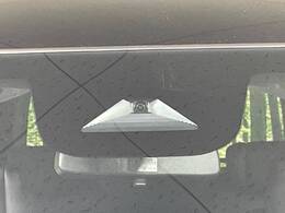 【ホンダセンシング】走行中に前方の車両等を認識し、衝突しそうな時は警報とブレーキで衝突回避と被害軽減をアシスト。より安全にドライブをお楽しみいただけます。