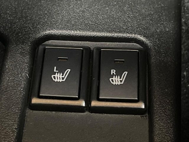 【シートヒーター】寒い日に重宝するシートヒーター！エアコンより早く温まってくれるので寒がりの人も安心ですね♪エアコンの温風は乾燥するから苦手、という方にもをおすすめです。