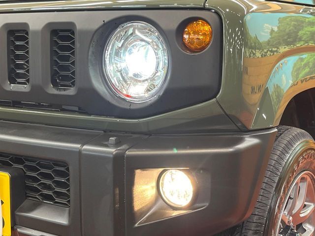 【LEDヘッドライト】悪天候や夜間走行時も良好な視界を確保し安心して運転できる高輝度LEDヘッドライトを装備！点灯速度が早く、消費電力も抑えられています。