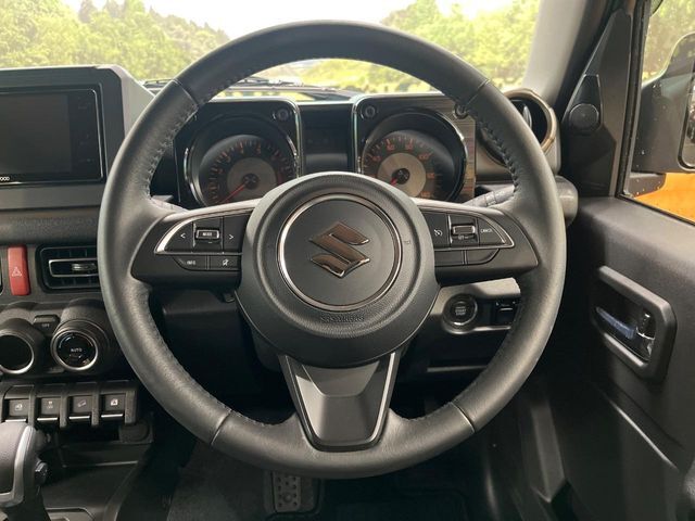 【純正革巻きステアリング】上質な革を使用することで、手にしっかり馴染みとても運転しやすいハンドルです♪