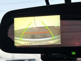【バックカメラ】駐車時に後方がリアルタイム映像で確認できます。大型商業施設や立体駐車場での駐車時や、夜間のバック時に大活躍！運転スキルに関わらず、今や必須となった装備のひとつです！