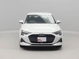 スポーティさと落ち着いた印象が同居したフロントマスク。LEDヘッドライト付き