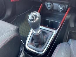 こちらコンソール周りの写真になります。中古車なので、若干の使用感はありますが、概ね問題ない状態です。手垢等もしっかり清掃して、きれいな状態ですので、一度お客様の目でご確認いただければ幸いです！