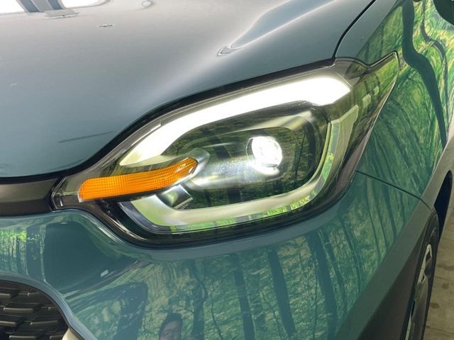 【LEDヘッドライト】悪天候や夜間走行時も良好な視界を確保し安心して運転できる高輝度LEDヘッドライトを装備！点灯速度が早く、消費電力も抑えられています。