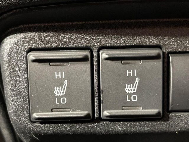 【シートヒーター】寒い日に重宝するシートヒーター！エアコンより早く温まってくれるので寒がりの人も安心ですね♪エアコンの温風は乾燥するから苦手、という方にもをおすすめです。