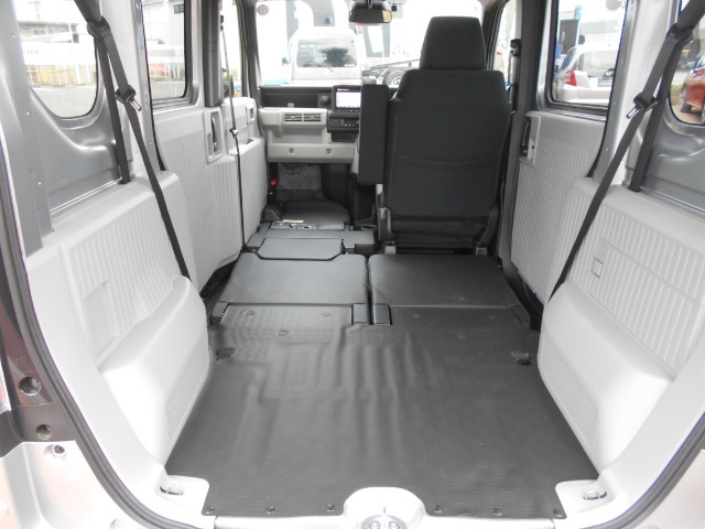 助手席までフラットになるので、荷物を載せたり、車中泊にもってこいです。