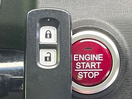 【Hondaスマートキー】カバンやポケットに入れたままでもドアの施錠・解錠が可能なスマートキーを装備。エンジンのオン・オフ時もカギを取り出す必要が無いからとっても便利です♪