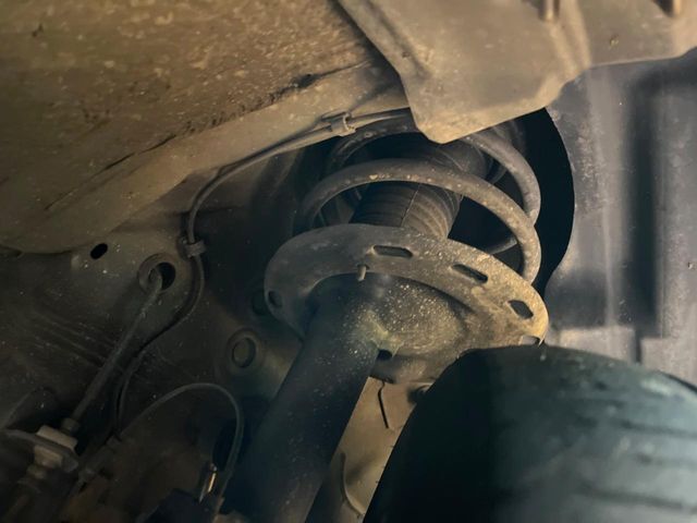 お車を安心してお乗りいただく為には、足回りの定期点検が欠かせません。サービスサポート（有償保証）では無料点検もご提供しており、安心のカーライフをお過ごしいただけるサポート体制が整っています。