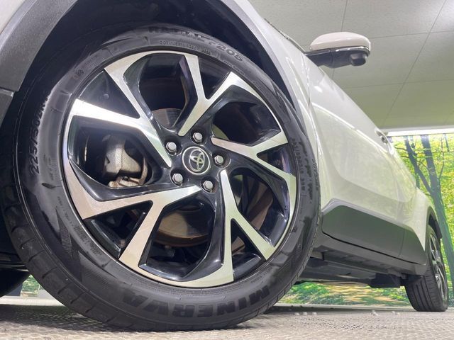 【純正18インチアルミホイール】外観にマッチした純正アルミホイールを装着しております。各種社外アルミホイールや、スタッドレスタイヤも取扱いしております。是非ご相談ください♪
