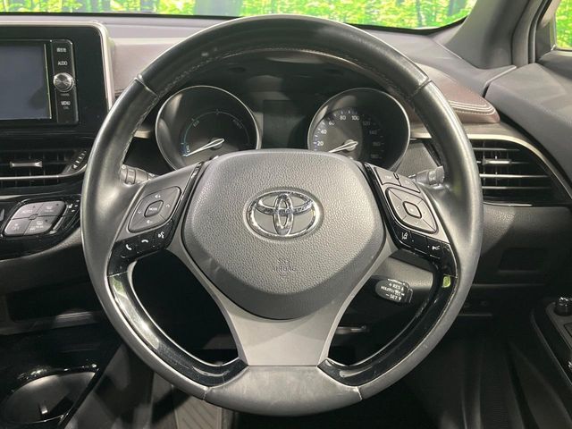 インテリアに合わせたデザインのステアリングは、運転される方のことも考え、運転しやすい形状、大きさです。是非一度、実際に触ってお確かめください。