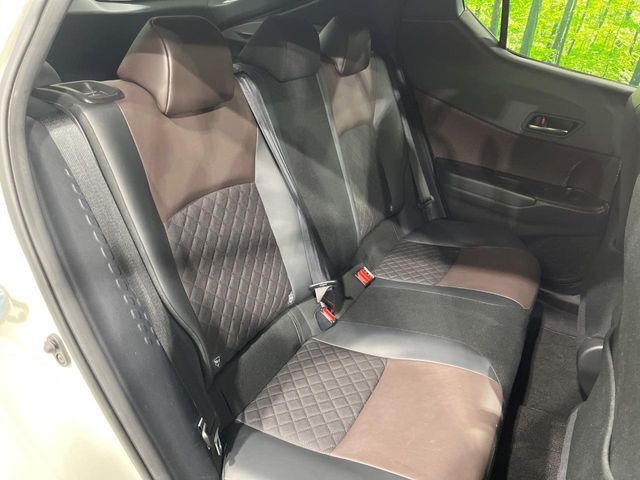 後部座席も気になるようなキズ・汚れやへたり等、大きなダメージはなく、良好な状態です。