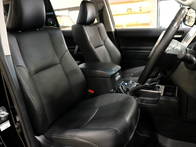 運転席シートは特に使用感が出る部分ですが、使用感は少ないです！