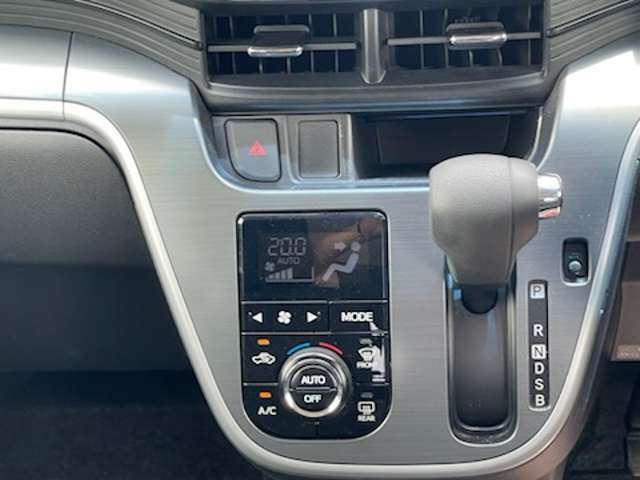 綺麗・清潔に仕上げております。内装の綺麗なお車は気持ちが良いですし、コンディションのいい車が多いです。前のユーザーが丁寧に使っていた証拠です。