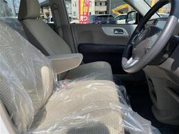 【運転席】座り心地が良いシートなので長時間の運転でも快適にお過ごしいただけます。新品のフロアマットのご注文も可能です。掲載箇所以外にご希望の写真がございましたらお気軽にお問い合わせ下さい。