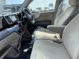 【助手席】きれいな助手席なので家族や友だちに乗ってもらっても安心です！新品のフロアマットのご注文も可能です。掲載箇所以外にご希望の写真がございましたらお気軽にお問い合わせ下さい。