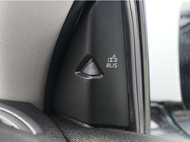 BLISは死角に入っている車両や右側および左側の車線を走行しながら急接近する車両の存在を警告して運転者をサポートする機能となっております。