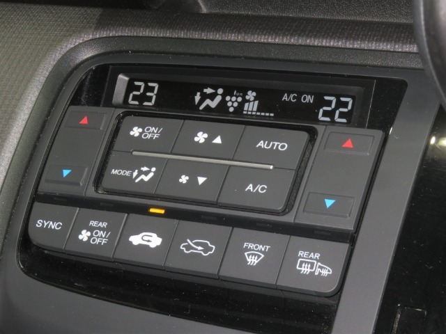 デュアルエアコンが装備されており、左右席の温度調整ができます。