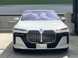 【BMWの伝統】BMWの特徴的な“キドニーグリル”は、80年以上続く伝統の形でございます。変わらないこだわりのデザインが、プレミアムブランド“BMW”を創り出します。