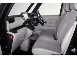 大きなベンチシートで足元もヒロビロ■大型シートで座り心地は快適♪中央には肘掛が付いてゆったりドライブ♪