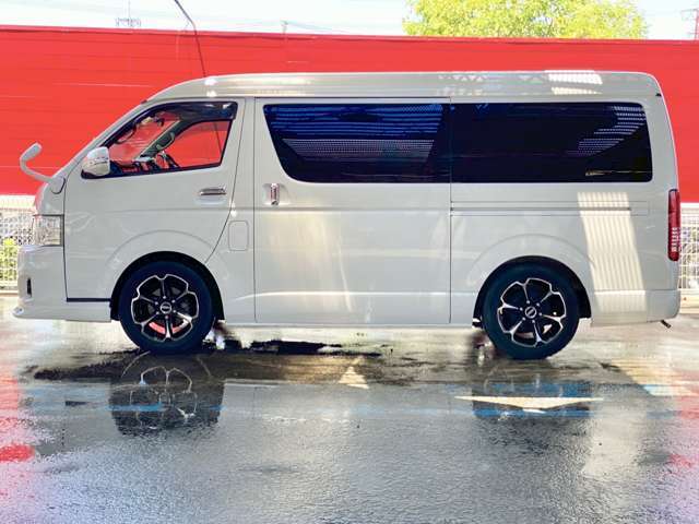 パワースライドドアなら、荷物で両手が塞がっていても、狭い場所での乗り降りも楽々です。