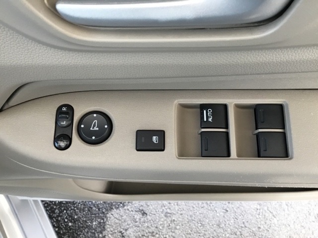 電動格納式リモコンドアミラーと、パワーウィンドウマスタースイッチ等は運転席ドアにあります。