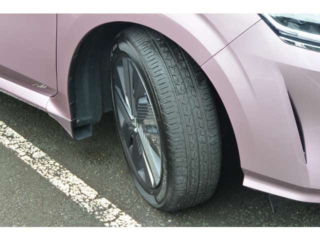 タイヤサイズは185/60R16です。