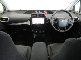 センターメータはフードが低く運転席からの視界も良好です。、使いやすい配置、機能、デザインになっております。