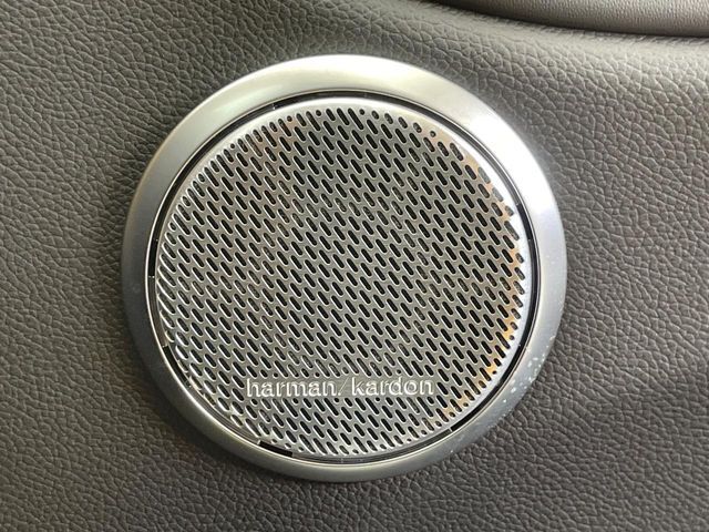 ●harman/kardonサウンドシステム：オーディオ専門メーカーが手掛けるプレミアムスピーカーを装備。多数のスピーカーから、音の粒立ちまで分かる高品質な音楽をお楽しみいただけます。