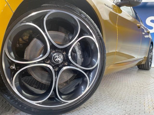 ●純正19インチアルミホイール：輸入車ならではの卓越した走りを支えるホイールと足回りです！日本車の走りに慣れている方にもぜひ体感して頂きたいほど、高いレベルでまとまっていま