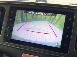 【バックカメラ】駐車時に後方がリアルタイム映像で確認できます。大型商業施設や立体駐車場での駐車時や、夜間のバック時に大活躍！運転スキルに関わらず、今や必須となった装備のひとつです！