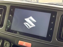 【ディスプレイオーディオ】お持ちのスマホやMP3プレイヤーとの無線接続で音楽再生が可能！コードで繋ぐわずらわしさも無く、手軽にお気に入りの音楽を楽しめます。