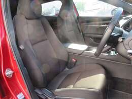 座れば自然と骨盤が立ち、背骨がS字カーブを描くシート構想は、助手席や後部席にも適用しています。ただし後席は前席と異なり運転をしないので、安楽姿勢の考え方も取り入れています。