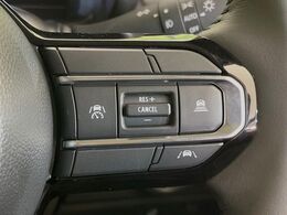 【アダプティブクルーズコントロール】高速道路での長距離走行が楽に！！自動で速度を保つクルーズコントロールが、衝突軽減システムと連携し、前方の車両を感知して車間を保つように速度調節してくれます！！