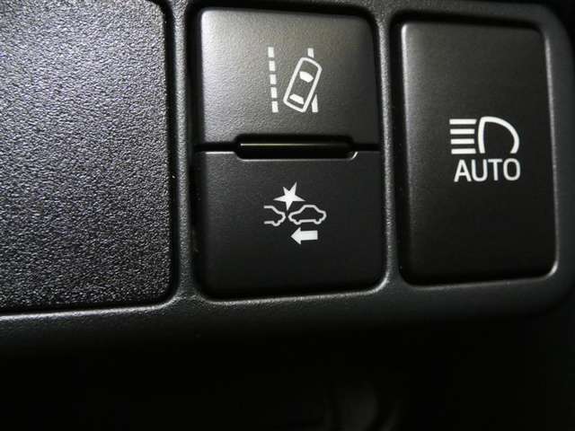 【PCS（プリクラッシュセーフティーシステム】・・・進路上の車両を前方センサーで検出し、衝突の可能性が高いと判断したときに、警報やブレーキ力制御により運転者の衝突回避操作を補助します。
