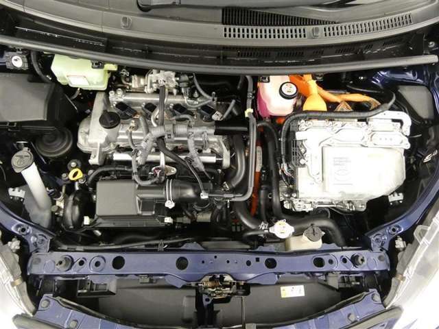 【エンジンルーム】・・・内外装だけでなくこちらもクリーニング済み。　納車までにもう1度しっかり点検いたしますので、安心してお乗りいただけると思います。