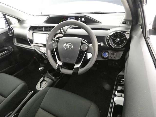 【運転席まわり】・・・ハンドルやシートなども隅々までクリーニング済み。キレイな車内でドライブがより一層快適にお楽しみいただけると思います。