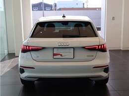 リヤのデザインはワイド＆ローとなり、重厚感のある形となる。独特なテールレンズは一目でアウディとわかるデザインになります