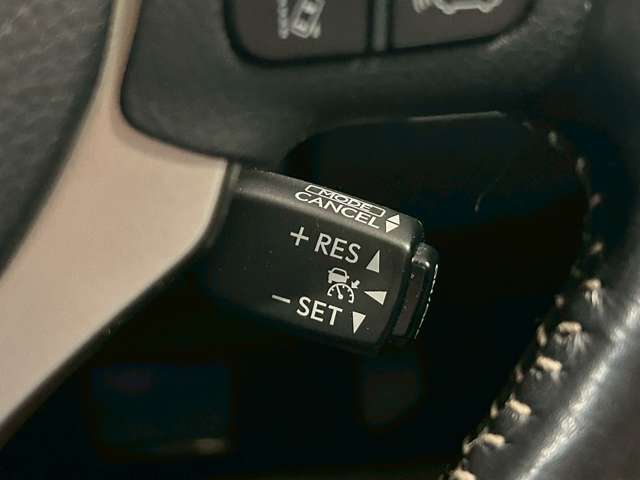 【レーダークルーズコントロール】ミリ波レーダーが車間距離を測って設定車速内で車速に比例した車間距離を保ちながら追従走行する装置で近づきすぎたときは自動でブレーキし、離れすぎたときには自動増速もする。