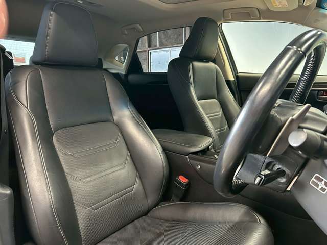 運転席も広々としており運転しやすい環境を実現しています☆室内クリーニングも実施済みです。